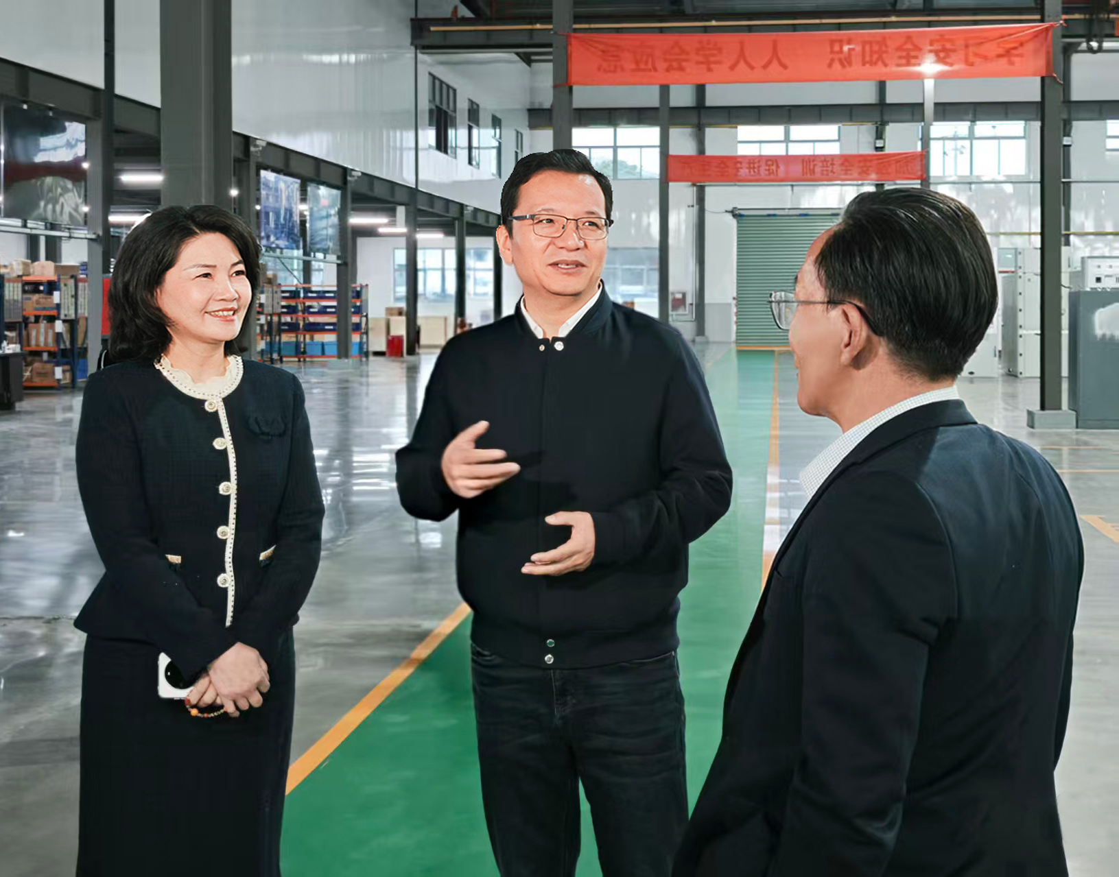 李孝鴻書記一行在公司董事長王青、總經(jīng)理劉琴芳等核心管理人員