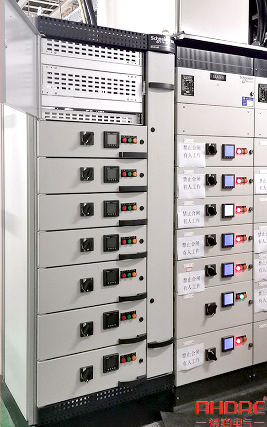 Blokset低壓配電柜現(xiàn)場實(shí)物圖.jpg Blokset低壓配電柜現(xiàn)場實(shí)物圖.jpg