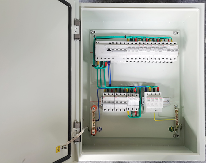 配電箱內(nèi)的微型斷路器.jpg 配電箱內(nèi)的微型斷路器.jpg