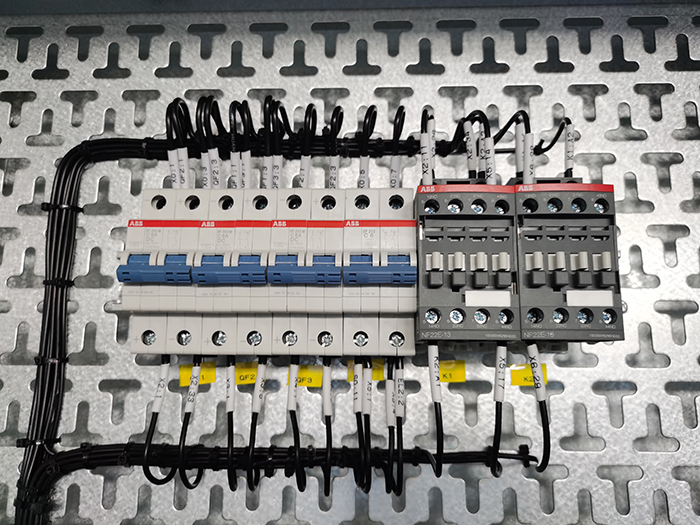 高壓柜的斷路器開關(guān).jpg 高壓柜的斷路器開關(guān).jpg