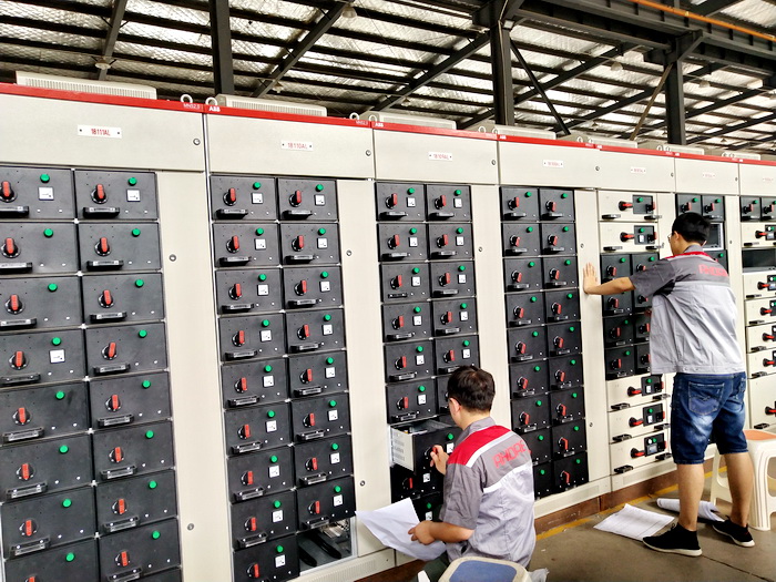 低壓抽屜柜進(jìn)行檢查工作 低壓抽屜柜進(jìn)行檢查工作