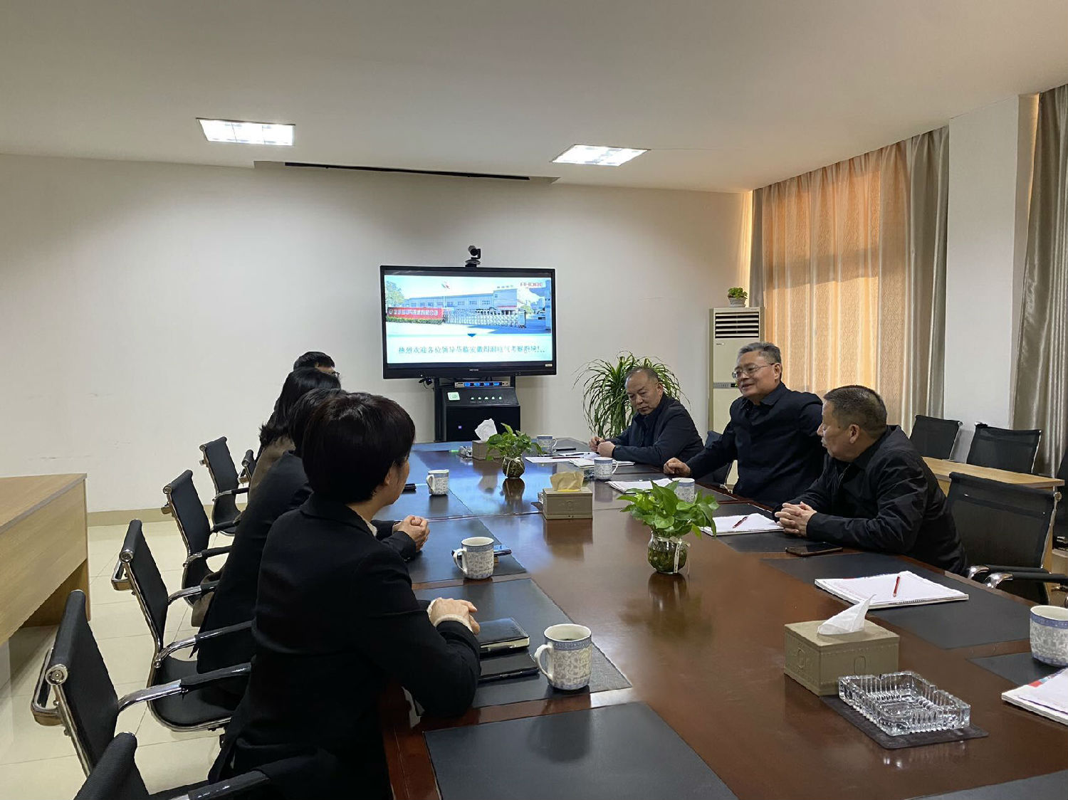 長豐縣政協(xié)主席俞成山一行蒞臨得潤電氣走訪調(diào)研 長豐縣政協(xié)主席俞成山一行蒞臨得潤電氣走訪調(diào)研