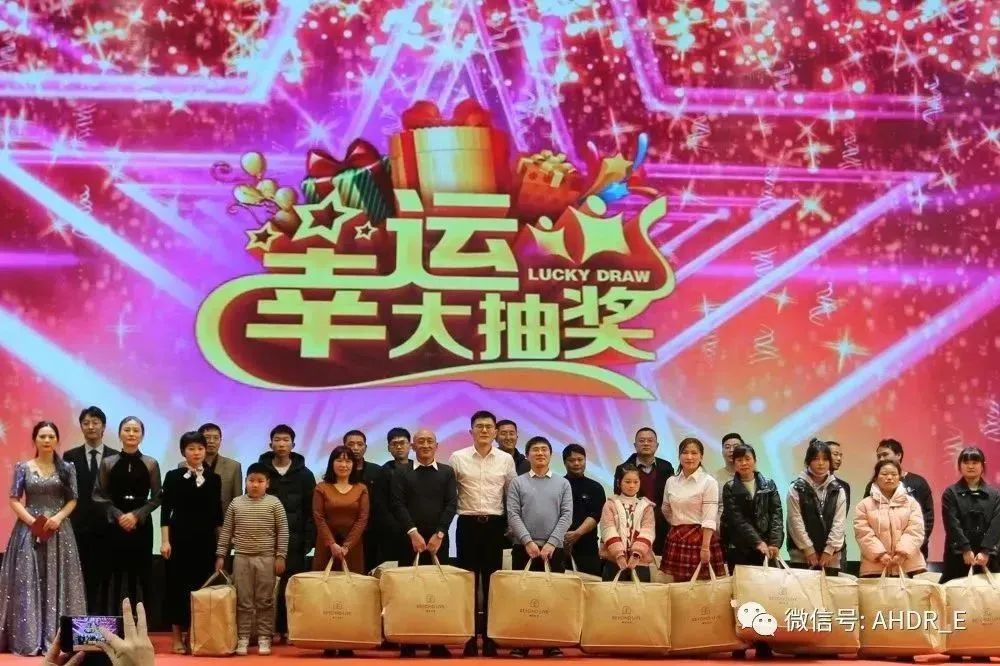 副總經(jīng)理董康、營(yíng)銷副總監(jiān)洪海燕、財(cái)務(wù)總監(jiān)謝道樹(shù)及總經(jīng)理助理張春蘭頒發(fā)三等獎(jiǎng)