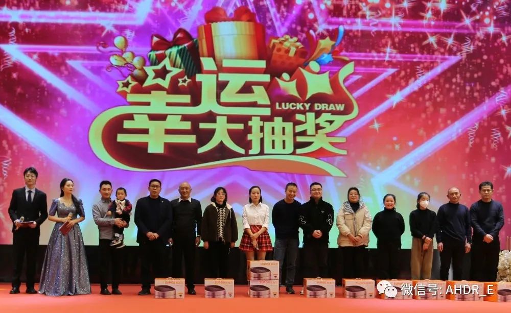 副總經(jīng)理王楊和執(zhí)行總裁王愛(ài)春頒發(fā)二等獎(jiǎng)