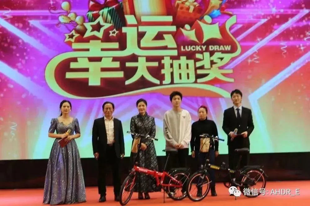 董事長(zhǎng)王青、總經(jīng)理劉琴芳頒發(fā)一等獎(jiǎng)