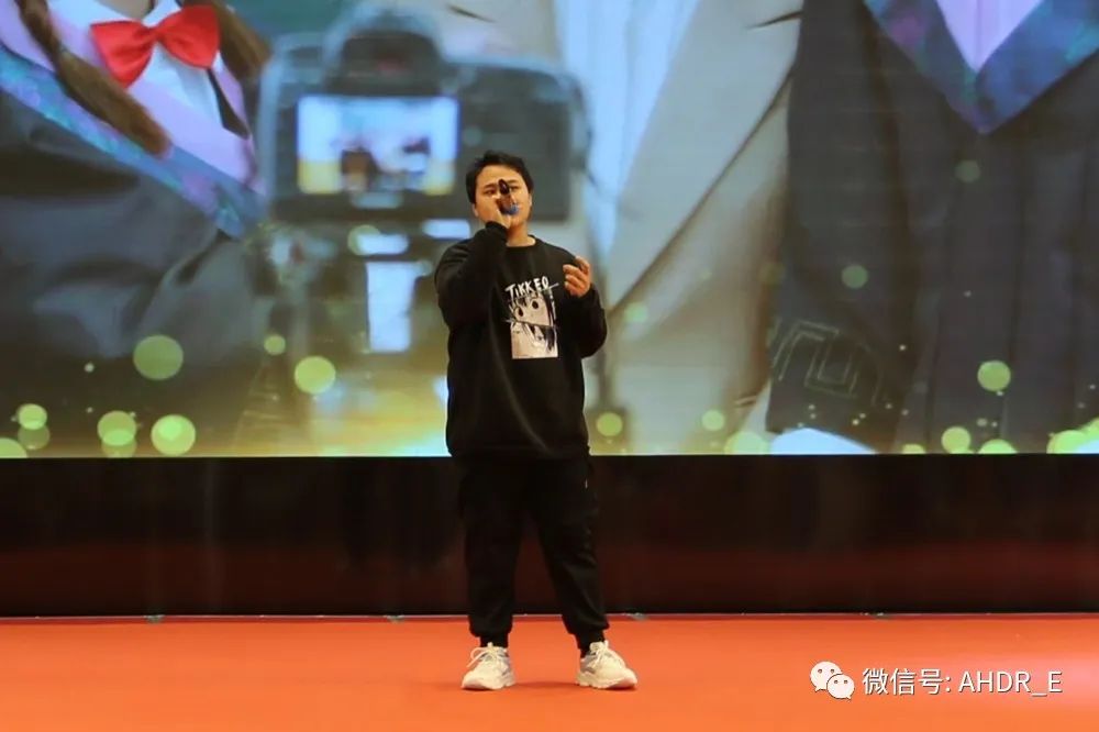 獨(dú)唱《不說(shuō)再見(jiàn)》