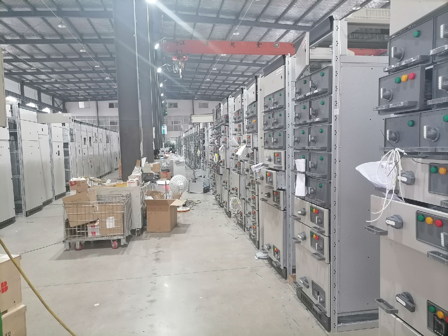 出口印尼低壓開(kāi)關(guān)柜得潤(rùn)電氣在生產(chǎn) 出口印尼低壓開(kāi)關(guān)柜得潤(rùn)電氣在生產(chǎn)