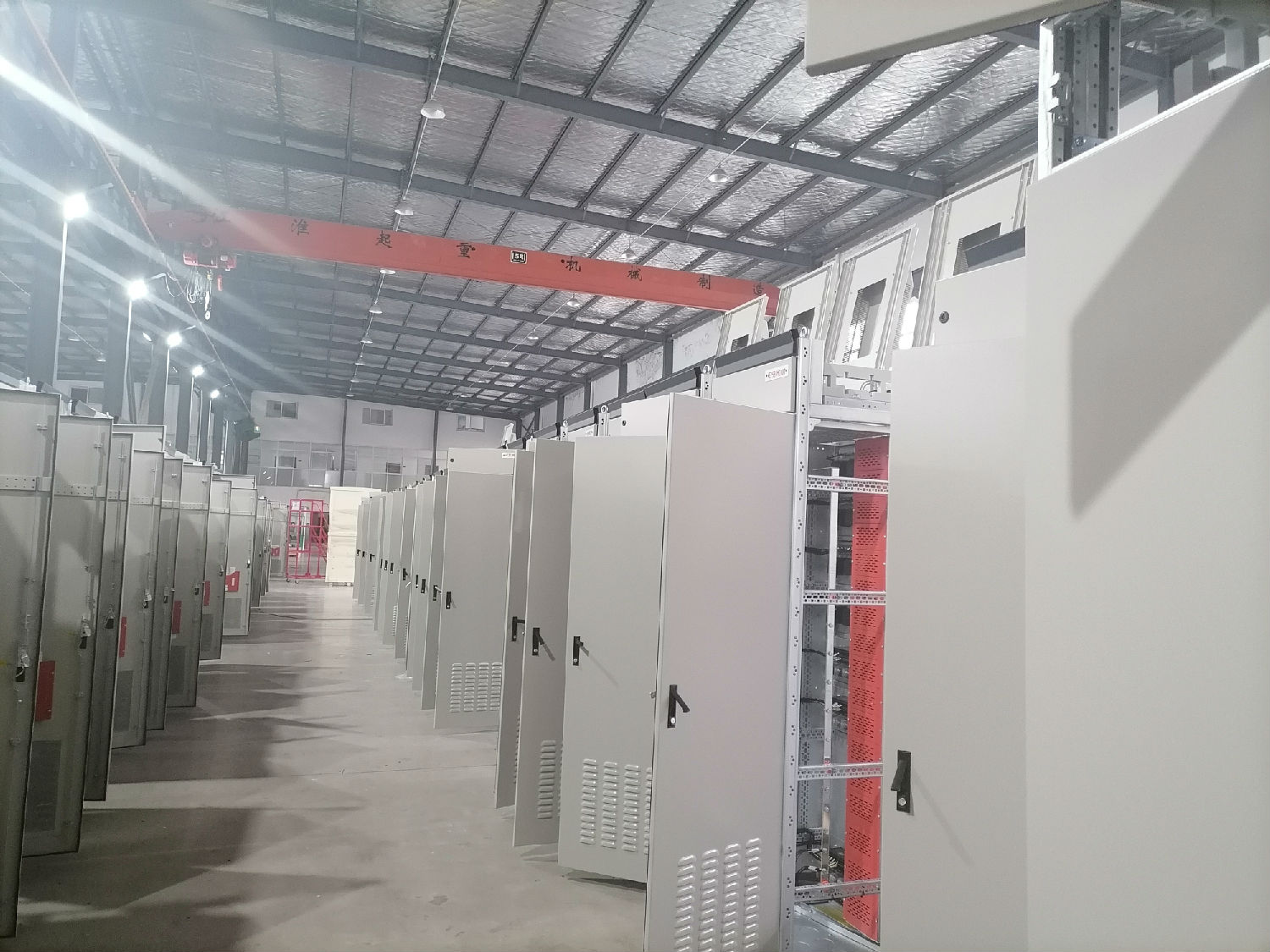 出口印尼低壓開(kāi)關(guān)柜得潤(rùn)電氣在生產(chǎn) 出口印尼低壓開(kāi)關(guān)柜得潤(rùn)電氣在生產(chǎn)