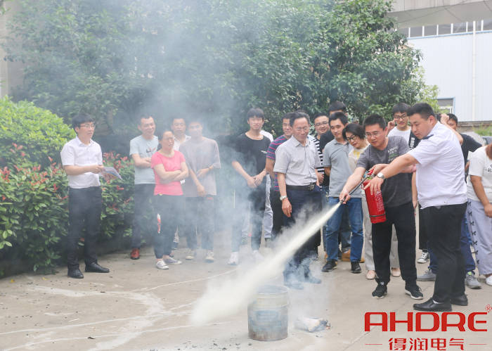 現(xiàn)場(chǎng)救援模擬.jpg 現(xiàn)場(chǎng)救援模擬.jpg