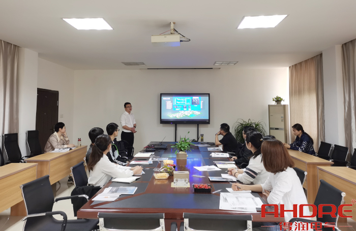 會議培訓(xùn)中.jpg 會議培訓(xùn)中.jpg