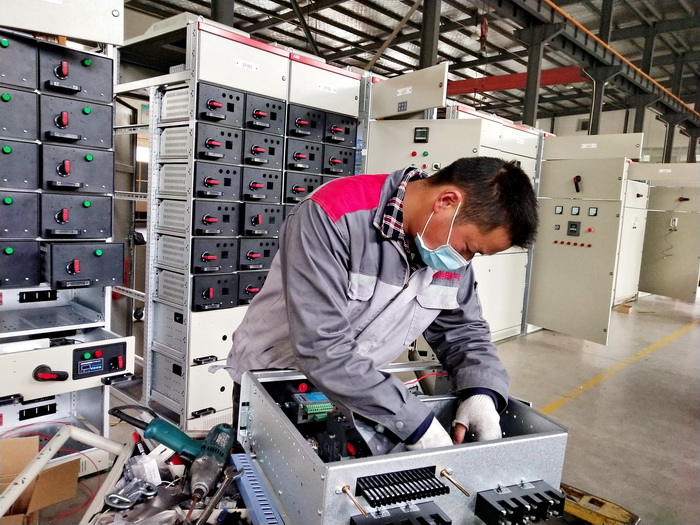 一次員工對8E單元抽屜進(jìn)行裝配.jpg 一次員工對8E單元抽屜進(jìn)行裝配.jpg