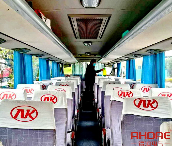 廠車進(jìn)行消毒工作 廠車進(jìn)行消毒工作