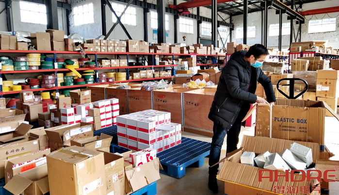 倉庫員工進(jìn)行貨物清點(diǎn)整理 倉庫員工進(jìn)行貨物清點(diǎn)整理