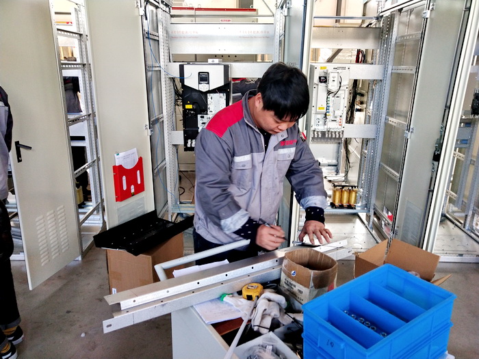 正在測(cè)量隔板的孔距.jpg 正在測(cè)量隔板的孔距.jpg