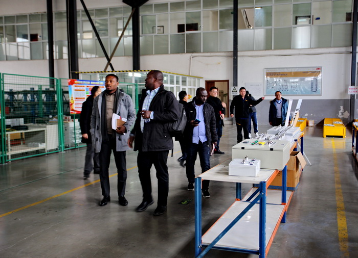 進行生產(chǎn)車間參觀 進行生產(chǎn)車間參觀