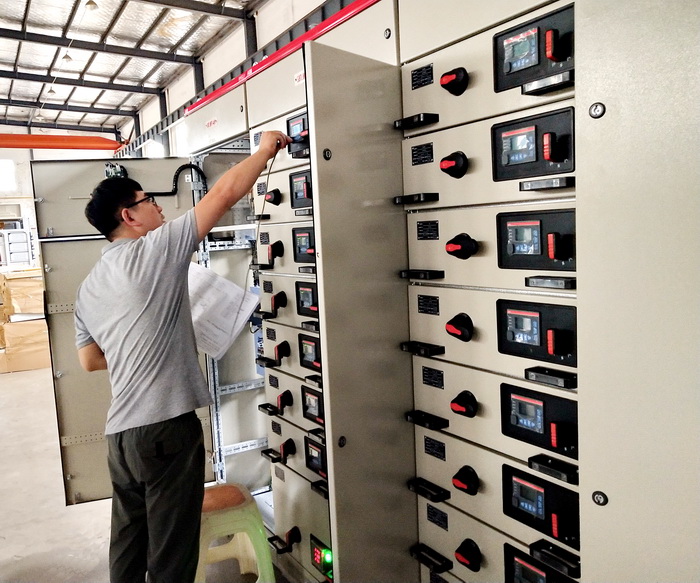 潘浩同志在進行低壓開關(guān)柜調(diào)試工作 潘浩同志在進行低壓開關(guān)柜調(diào)試工作