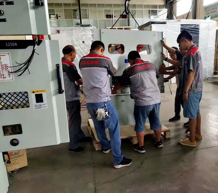 進(jìn)行安裝1250A隔離開關(guān)的一次線們 進(jìn)行安裝1250A隔離開關(guān)的一次線們