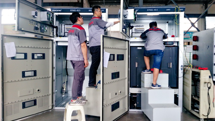 進(jìn)行高壓柜的調(diào)試 進(jìn)行高壓柜的調(diào)試