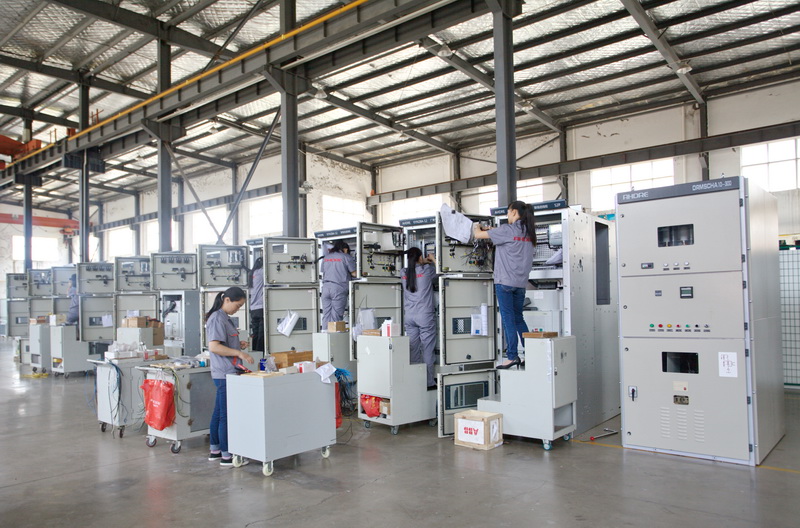 劉總重點介紹了得潤電氣近年來積極響應國家政策導向，公司不斷創(chuàng)新、不斷發(fā)展、加大產(chǎn)品升級、成為ABB、施耐德、西門子等世界電氣巨頭戰(zhàn)略合作伙伴。公司是安徽省高新技術企業(yè)、安徽省“專精特新”中小企業(yè)、合肥市技術創(chuàng)新中心、合肥市知識產(chǎn)權示范單位，通過了國家ISO9001質量管理體系、ISO14001環(huán)境管理體系、OHSAS18001職業(yè)健康安全管理體系認證。公司擁有幾十項經(jīng)權威體系認證機構頒發(fā)的國家強制性低壓成套電氣“3C”認證、中高壓型式試驗報告。公司產(chǎn)品出口智利、沙特、埃塞俄比亞、伊拉克、伊朗、卡塔爾、越南、巴基斯坦等二十多個國家，并且得到客戶的一致贊賞。