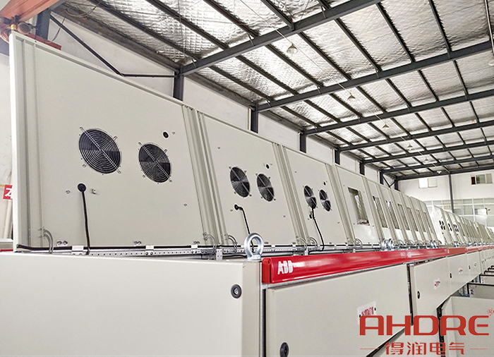 柜頂安裝的散熱風扇.jpg 柜頂安裝的散熱風扇.jpg