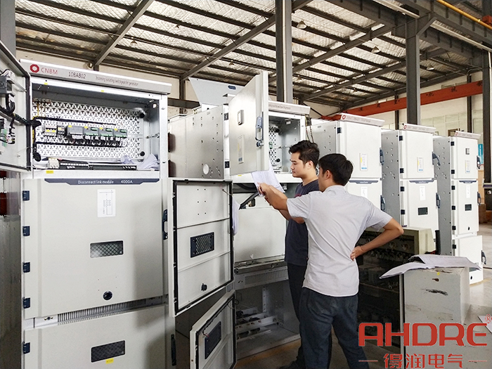 巴基斯坦10KV高壓柜調(diào)試中.jpg 巴基斯坦10KV高壓柜調(diào)試中.jpg