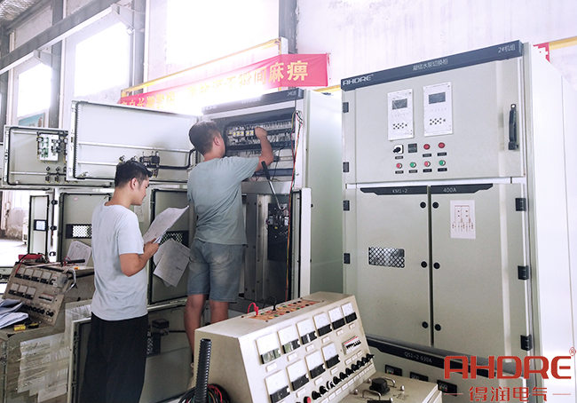 進(jìn)行旁路柜的調(diào)試檢測.jpg 進(jìn)行旁路柜的調(diào)試檢測.jpg