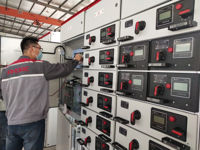 低壓柜調(diào)試中.jpg 低壓柜調(diào)試中.jpg