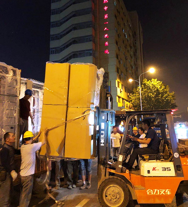 現(xiàn)場(chǎng)工作人員進(jìn)行卸貨.jpg 現(xiàn)場(chǎng)工作人員進(jìn)行卸貨.jpg