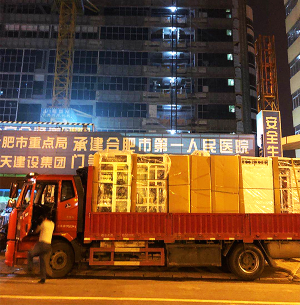 卸貨現(xiàn)場(chǎng).jpg 卸貨現(xiàn)場(chǎng).jpg