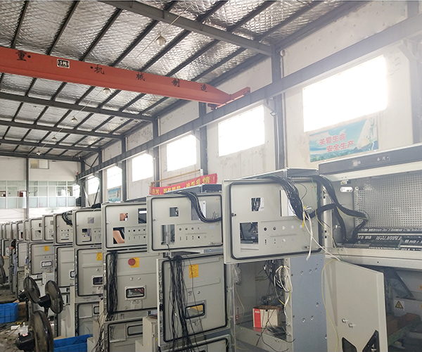 正在進(jìn)行高壓柜二次接線.jpg 正在進(jìn)行高壓柜二次接線.jpg