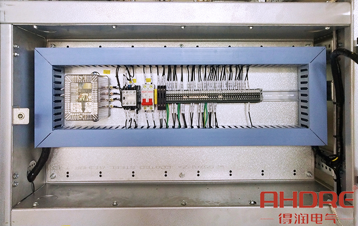 無功自動(dòng)補(bǔ)償裝置儀表室的PLC控制系統(tǒng).jpg 無功自動(dòng)補(bǔ)償裝置儀表室的PLC控制系統(tǒng).jpg