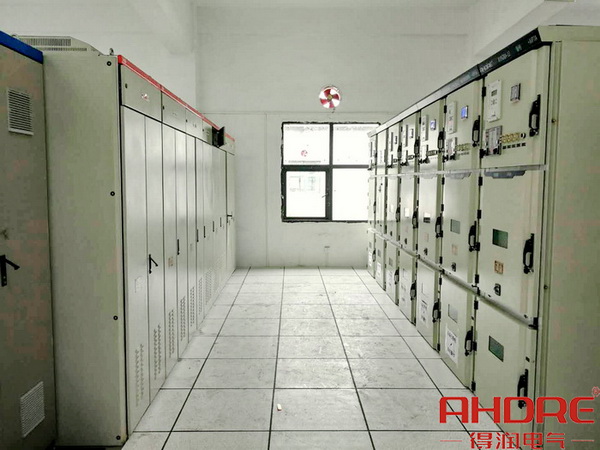 項(xiàng)目現(xiàn)場(chǎng)高低壓配電柜實(shí)物圖.jpg 項(xiàng)目現(xiàn)場(chǎng)高低壓配電柜實(shí)物圖.jpg