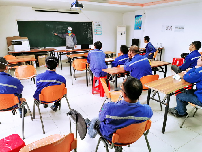 我公司工作人員進(jìn)行現(xiàn)場(chǎng)指導(dǎo).jpg 我公司工作人員進(jìn)行現(xiàn)場(chǎng)指導(dǎo).jpg