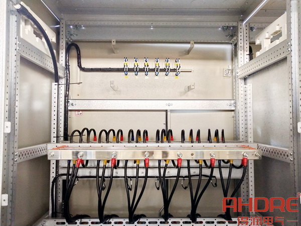 GGD低壓配電柜背面結(jié)構(gòu)圖.jpg GGD低壓配電柜背面結(jié)構(gòu)圖.jpg