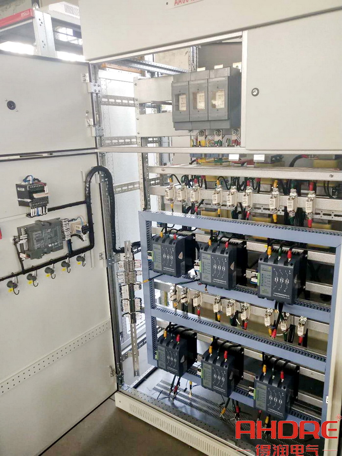 電容柜正面 得潤(rùn)電氣 400-128-7988 電容柜正面 得潤(rùn)電氣 400-128-7988