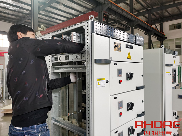 Blokset低壓開關(guān)柜進(jìn)行一次裝配.jpg Blokset低壓開關(guān)柜進(jìn)行一次裝配.jpg