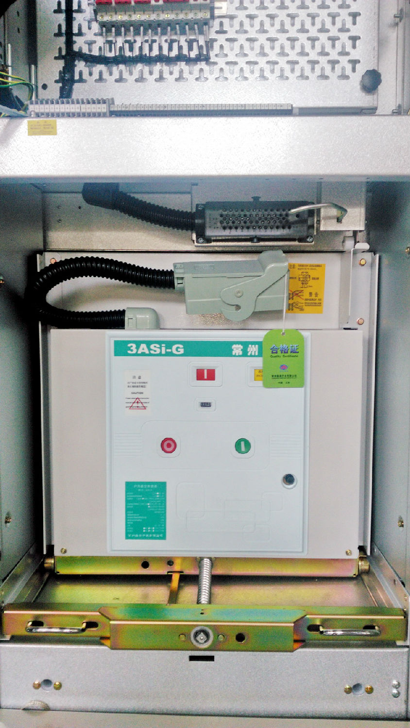 KYN28A中置式開關柜的斷路器室 得潤電氣 KYN28A中置式開關柜的斷路器室 得潤電氣