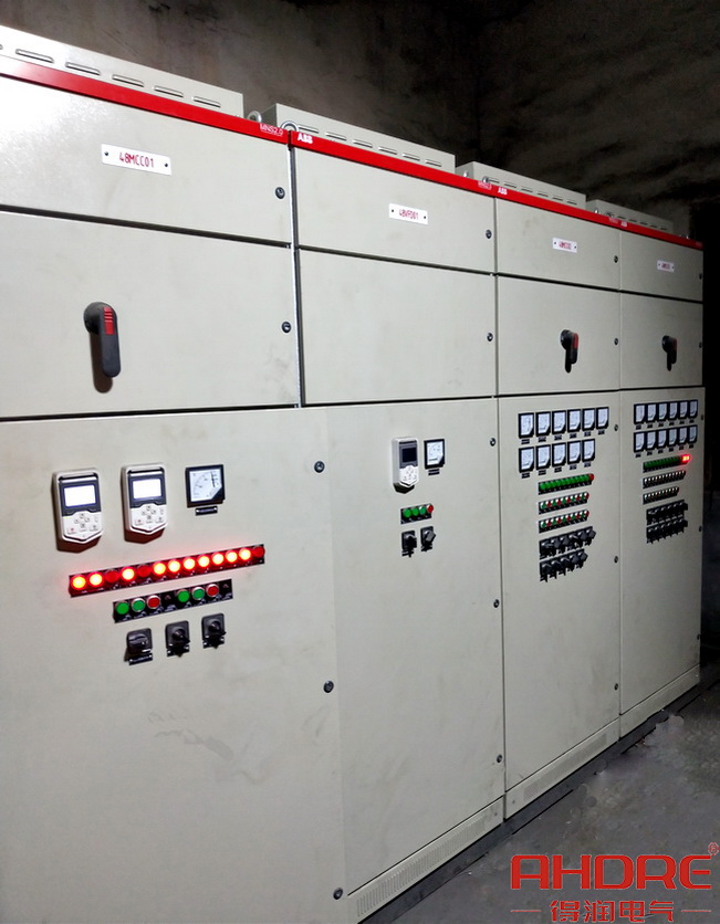 正在調(diào)試檢驗(yàn)的低壓柜 正在調(diào)試檢驗(yàn)的低壓柜