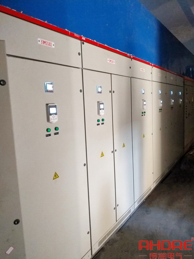 低壓柜現(xiàn)場(chǎng)圖片.jpg 低壓柜現(xiàn)場(chǎng)圖片.jpg